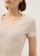 T-shirt bege em algod&atilde;o el&aacute;stico ajuste regular com decote em V profundo_3