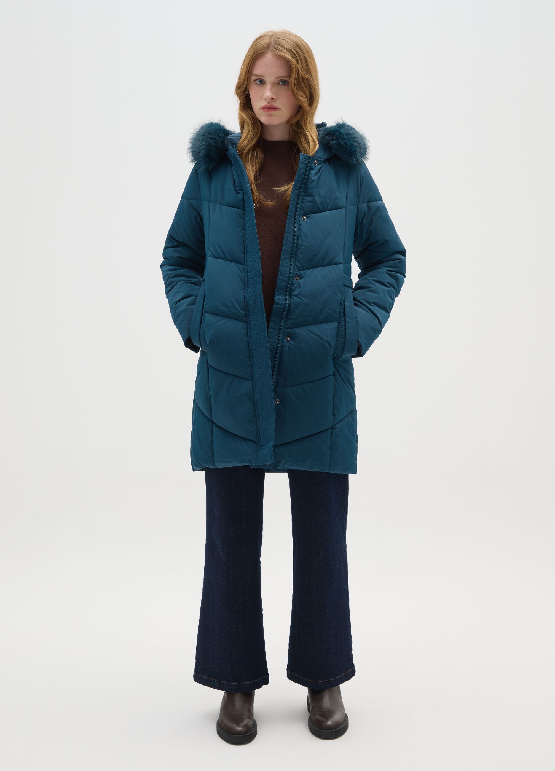 Langer blauer Daunenmantel mit Kapuze