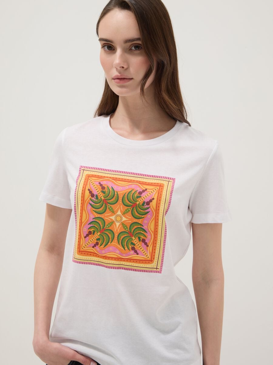 Camiseta blanca de algod&oacute;n puro con estampado frontal_0
