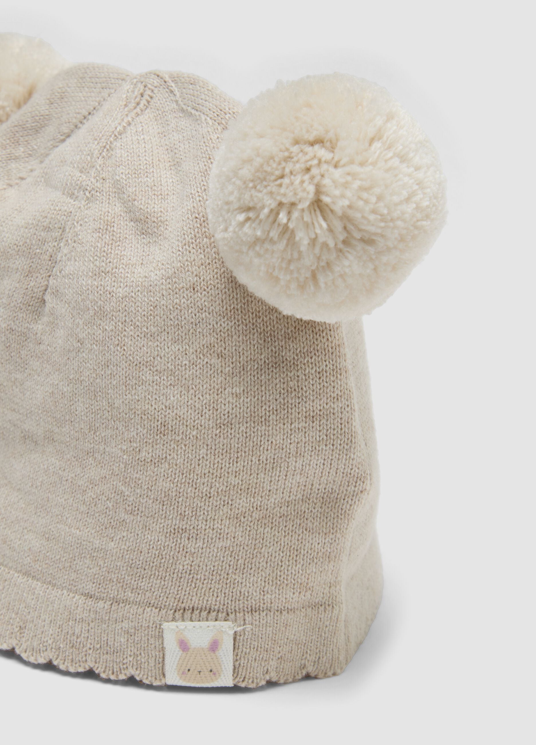 Beige Strickm&uuml;tze aus reiner Bio-Baumwolle mit Pompons f&uuml;r Baby-M&auml;dchen