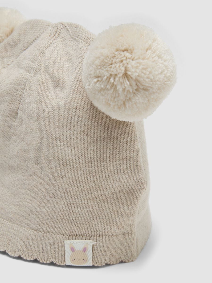 Beige Strickm&uuml;tze aus reiner Bio-Baumwolle mit Pompons f&uuml;r Baby-M&auml;dchen_2