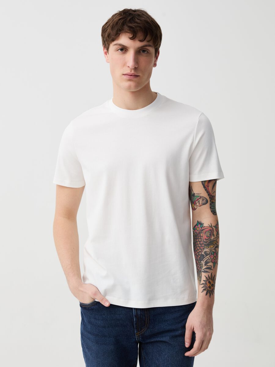 Camiseta premium regular fit de algodón_0