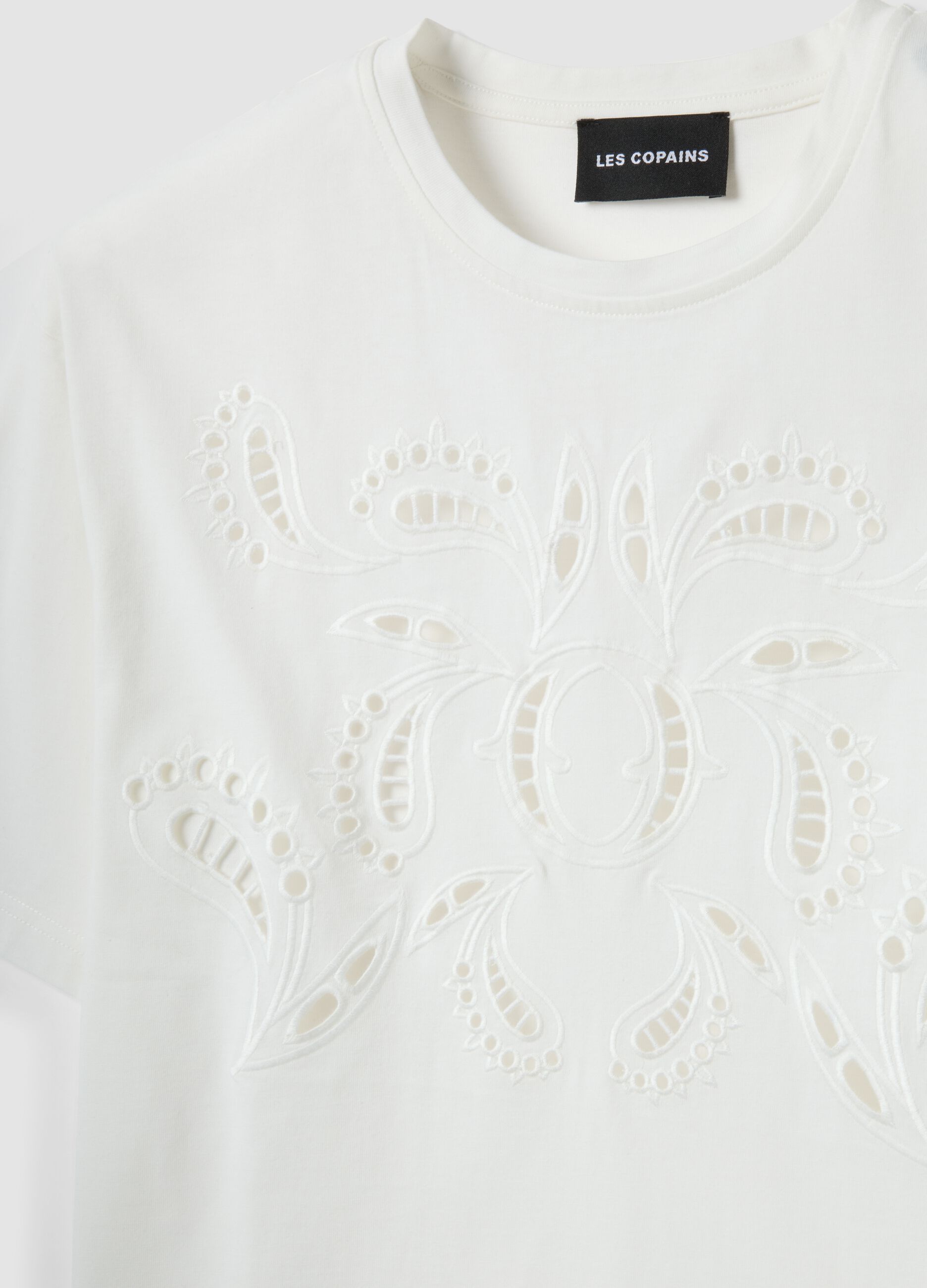 T-shirt branca regular fit em algod&atilde;o puro com bordado vazado