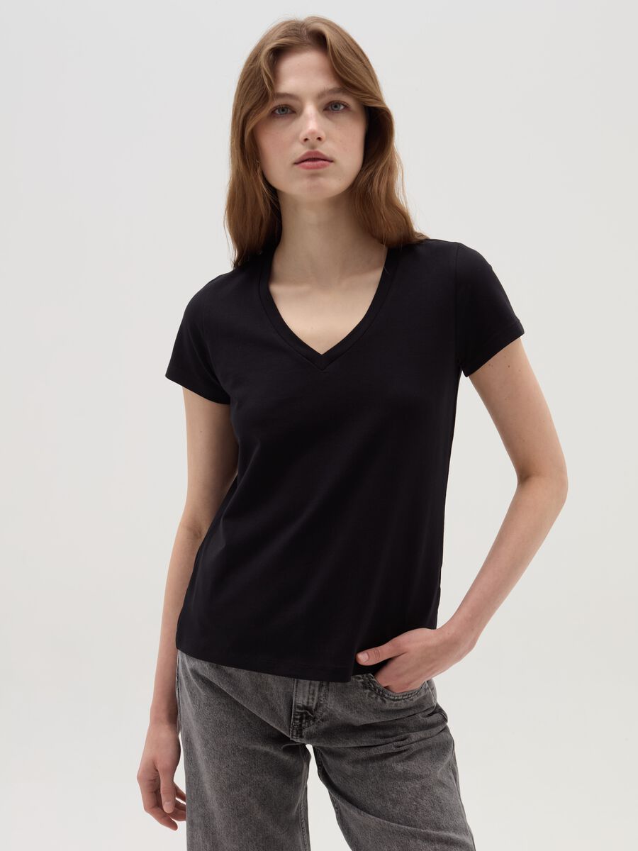Solid colour T-shirt with V neck_1