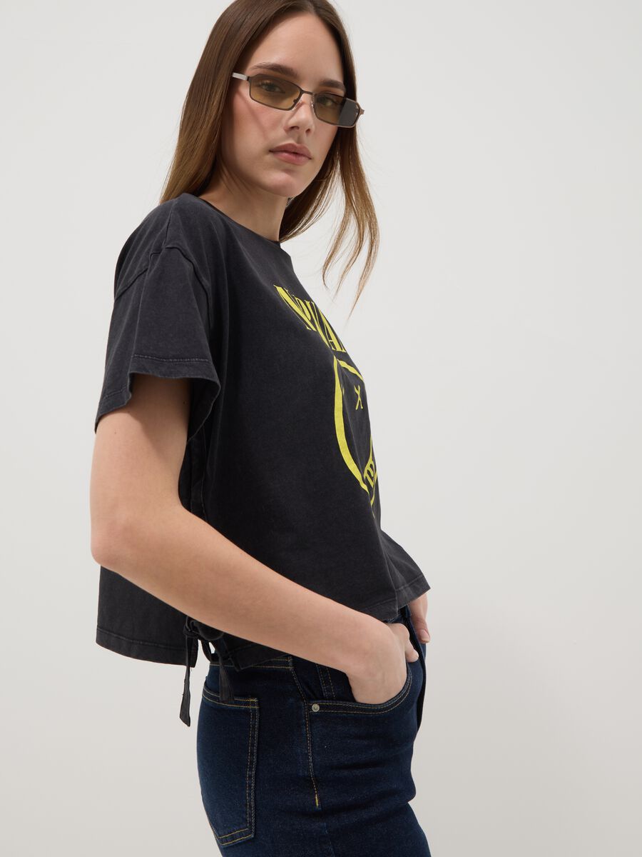 Camiseta negra de algod&oacute;n puro con estampado Nirvana, corte regular_2