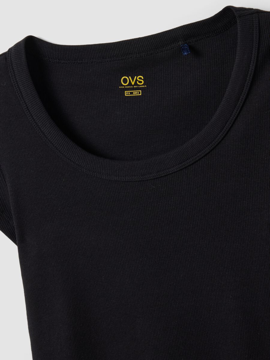 &Mu;&alpha;ύ&rho;&omicron; &epsilon;&phi;&alpha;&rho;&mu;&omicron;&sigma;&tau;ό T-shirt &mu;&epsilon; &kappa;&omicron;&nu;&tau;ά &mu;&alpha;&nu;ί&kappa;&iota;&alpha; &alpha;&pi;ό &epsilon;&lambda;&alpha;&sigma;&tau;&iota;&kappa;ό &beta;&alpha;&mu;&beta;ά&kappa;&iota;_5