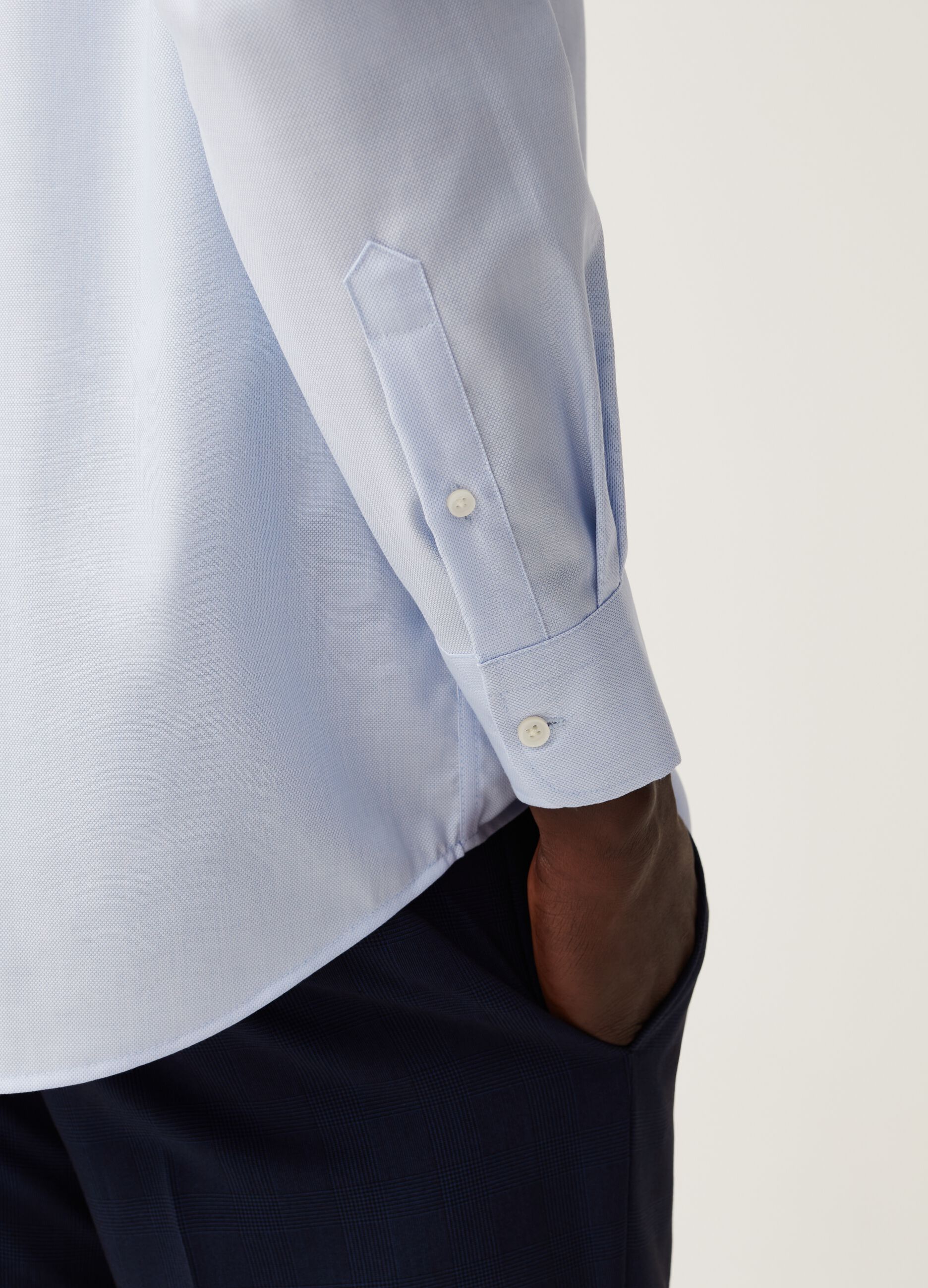 Camisa regular fit de algodón sin plancha en color liso