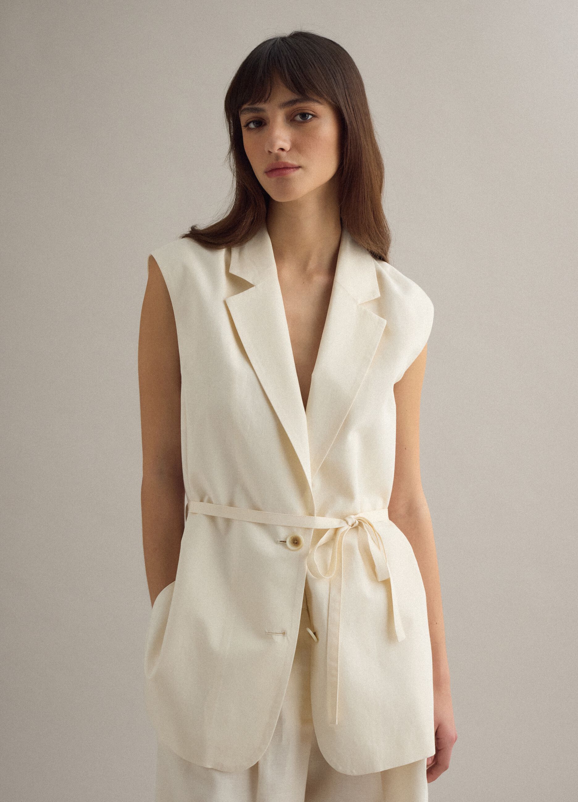 Gilet blanc regular en m&eacute;lange lyocell et lin avec ceinture