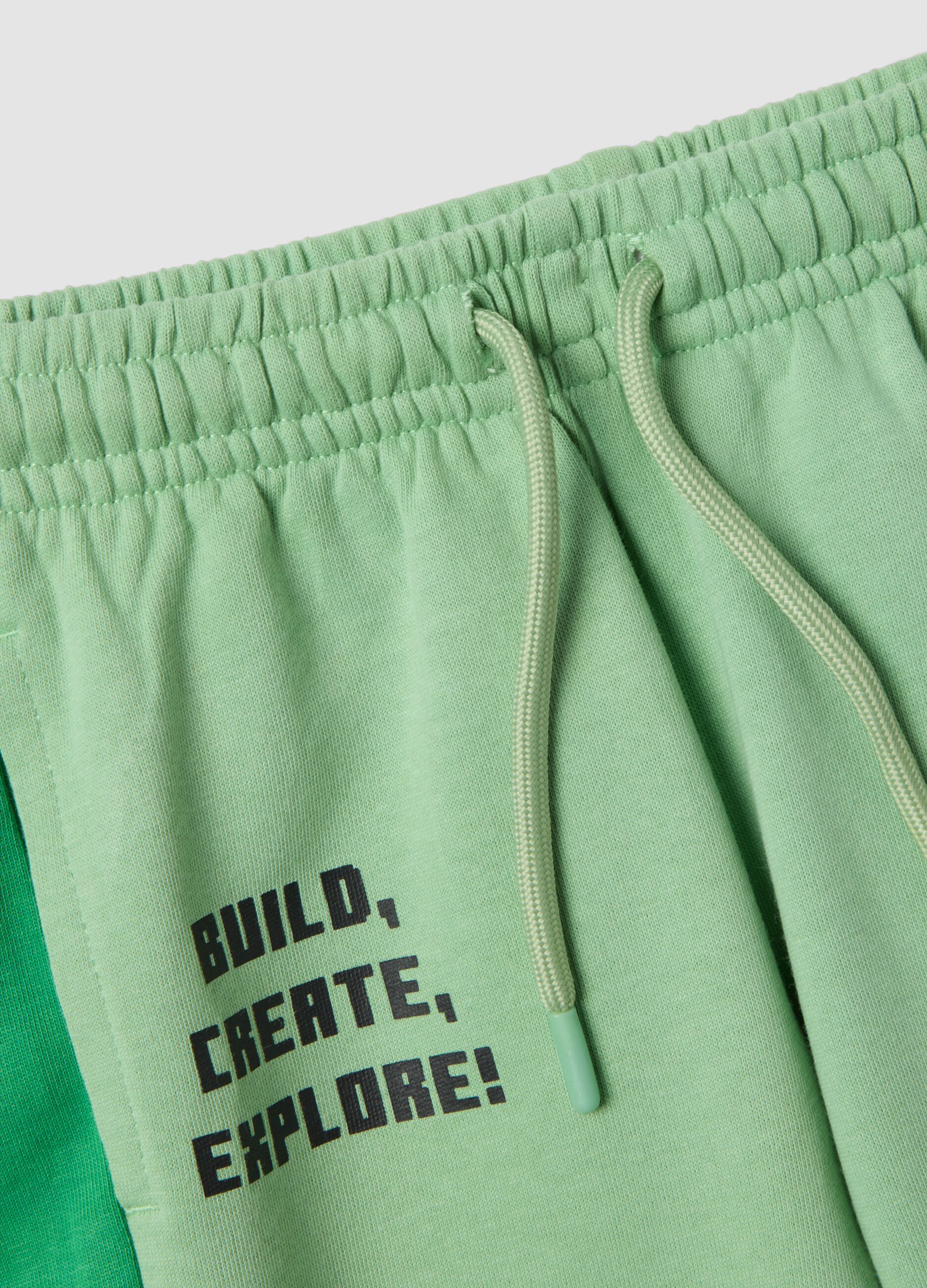Completo bianco e verde in puro cotone con t-shirt e shorts per bambino over fit