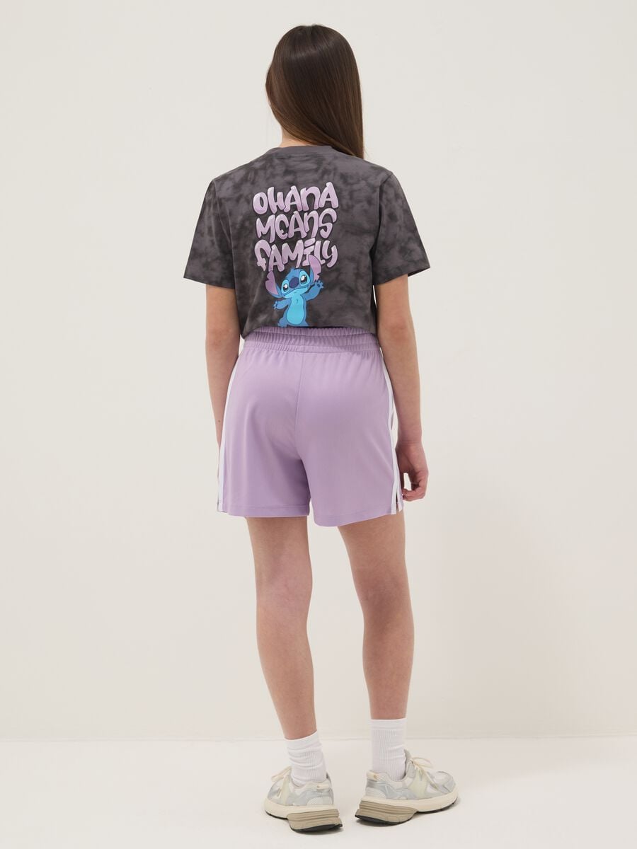 Sportliche violette Shorts mit Seitenstreifen f&uuml;r M&auml;dchen_1