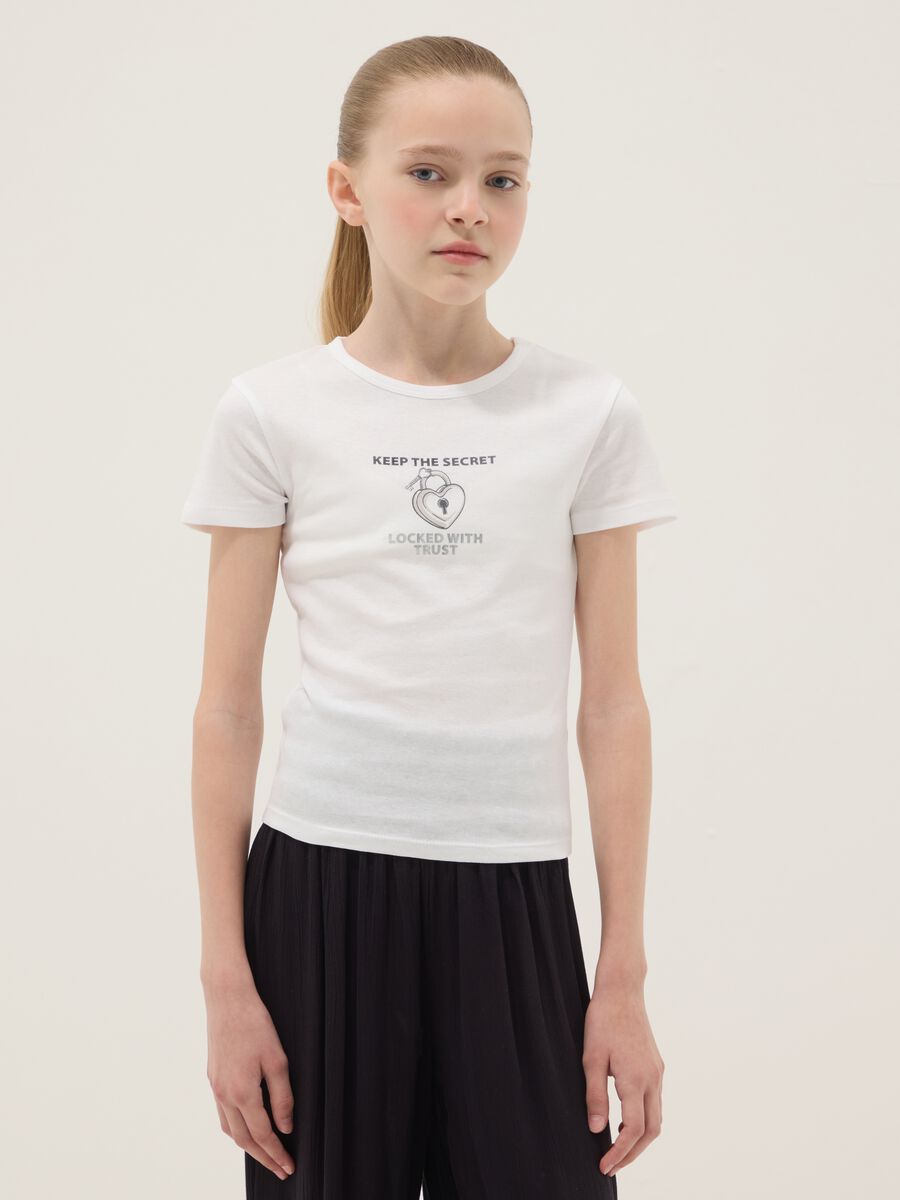 &Lambda;&epsilon;&upsilon;&kappa;ό &pi;&alpha;&iota;&delta;&iota;&kappa;ό T-shirt &gamma;&iota;&alpha; &kappa;&omicron;&rho;ί&tau;&sigma;&iota; &alpha;&pi;ό 100% &beta;&alpha;&mu;&beta;ά&kappa;&iota;, slim fit, &mu;&epsilon; &sigma;&tau;ά&mu;&pi;&alpha;_0