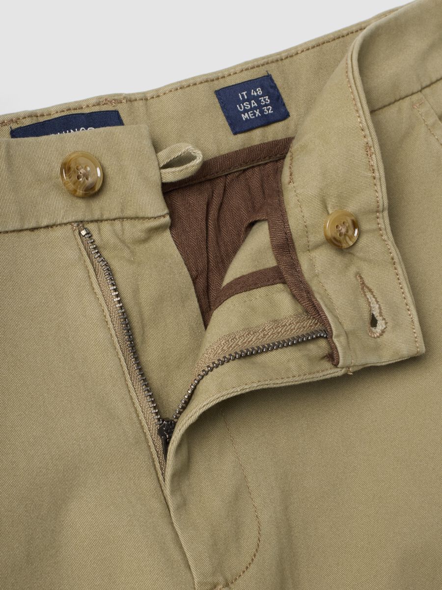 Beige Slim-Fit Chinohose aus Stretch-Baumwolltwill_1