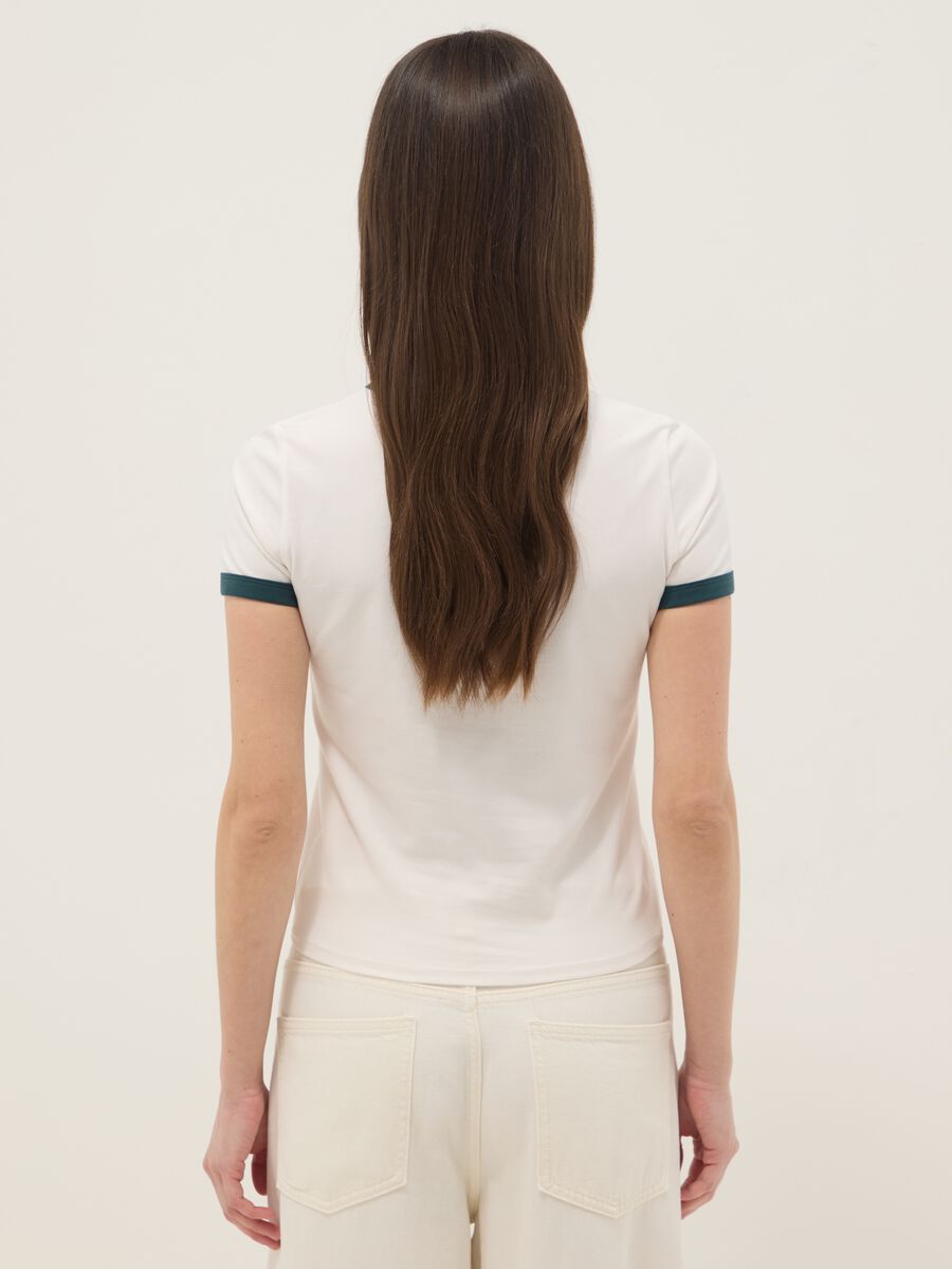 Wei&szlig;e Regular Fit Baumwoll-Stretch-T-Shirt mit gr&uuml;nem Aufdruck_3