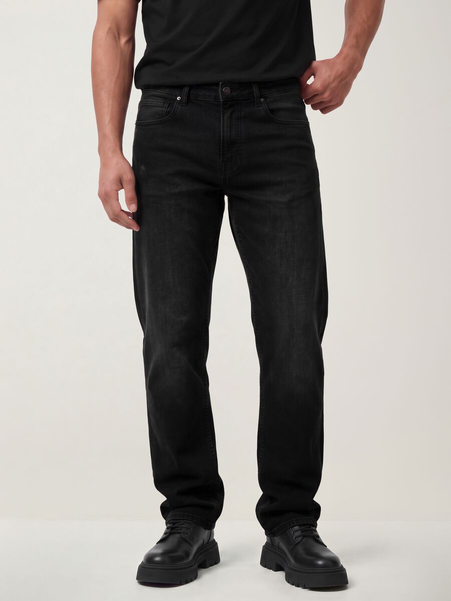 Jeans pretos em algod&atilde;o el&aacute;stico, corte comfort_2