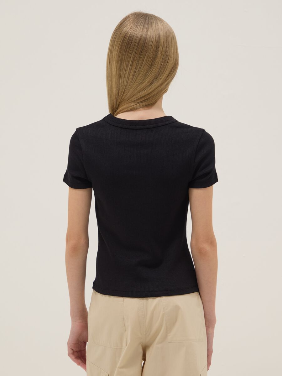 Fitted black cotton blend T-shirt for girls with phrase_1