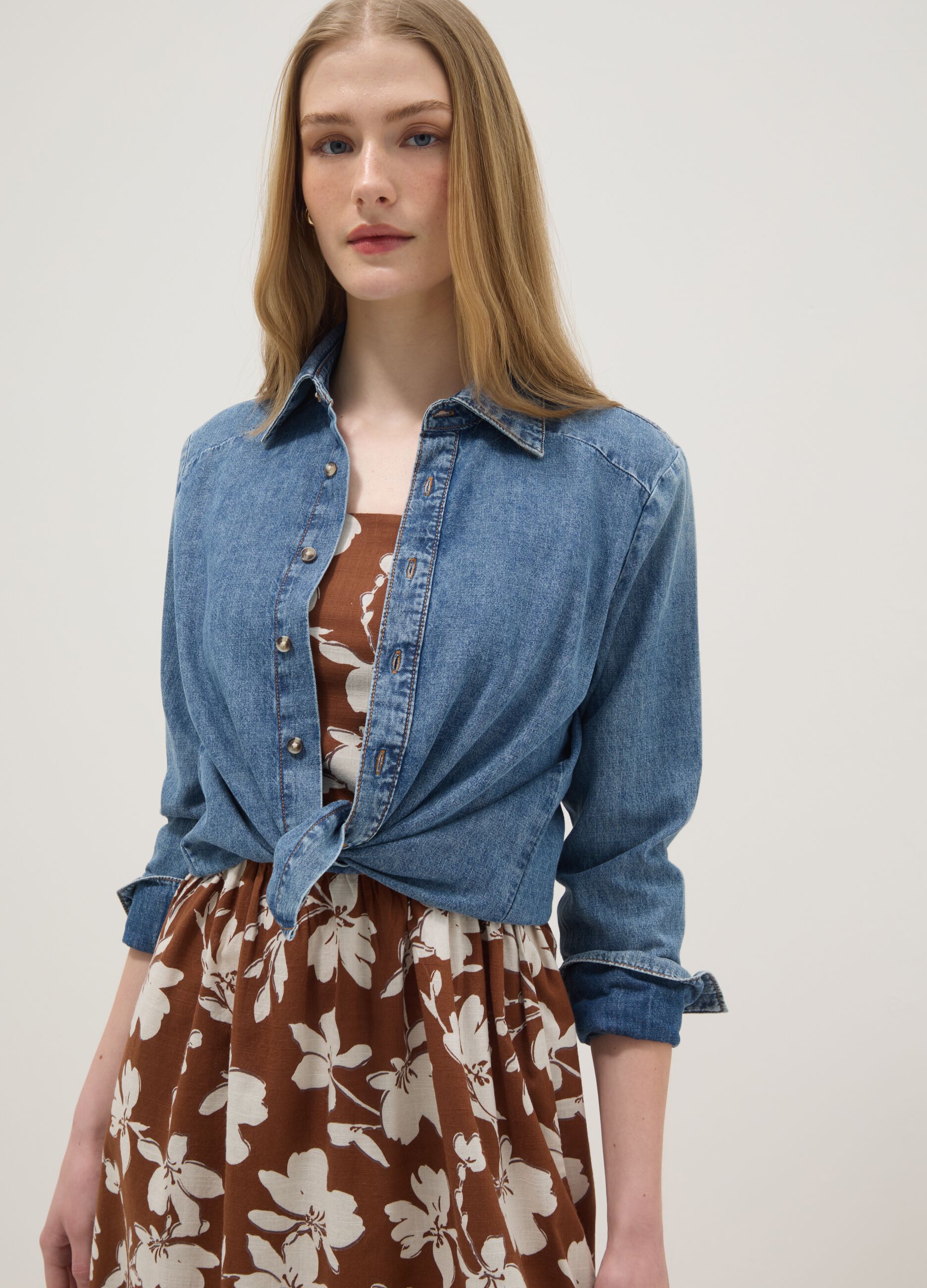 Vestido castanho com estampado floral