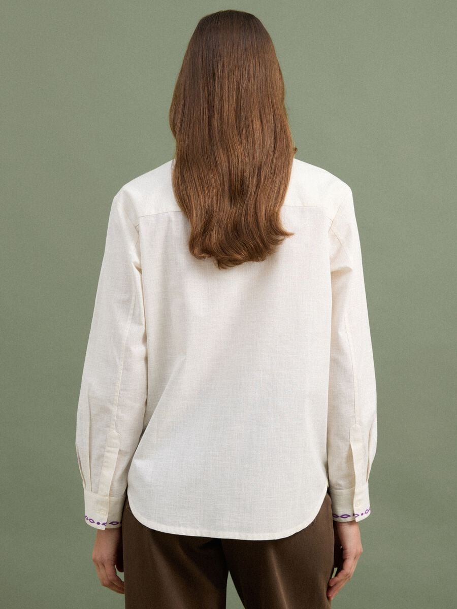 White pure cotton oversized shirt with purple embroidery_3