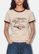 T-shirt rosa em algod&atilde;o com estampado gr&aacute;fico frontal e acabamentos contrastantes_2