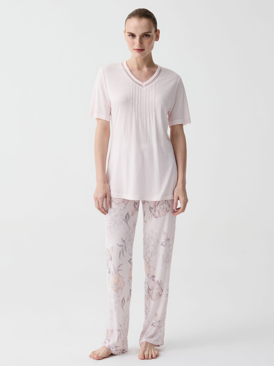 Full-length pyjamas with floral pattern_1