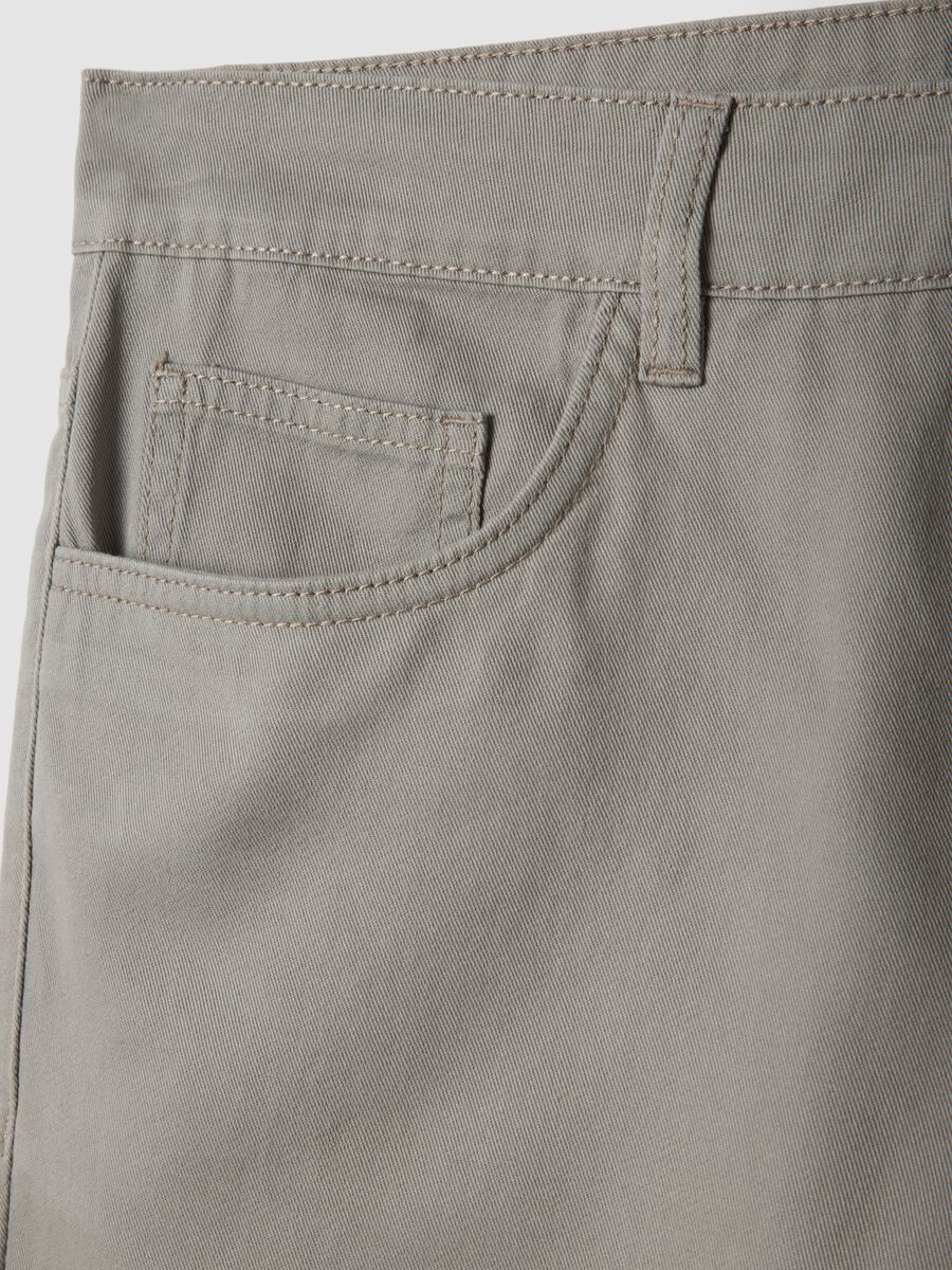 Graue Shorts aus reiner Baumwolle_5