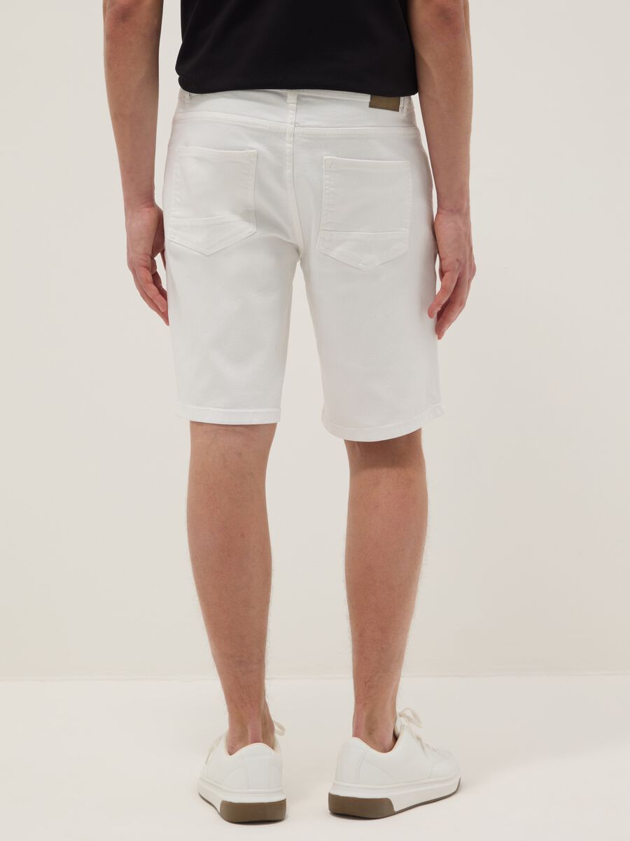 White denim Bermuda shorts in stretch cotton, regular fit_2
