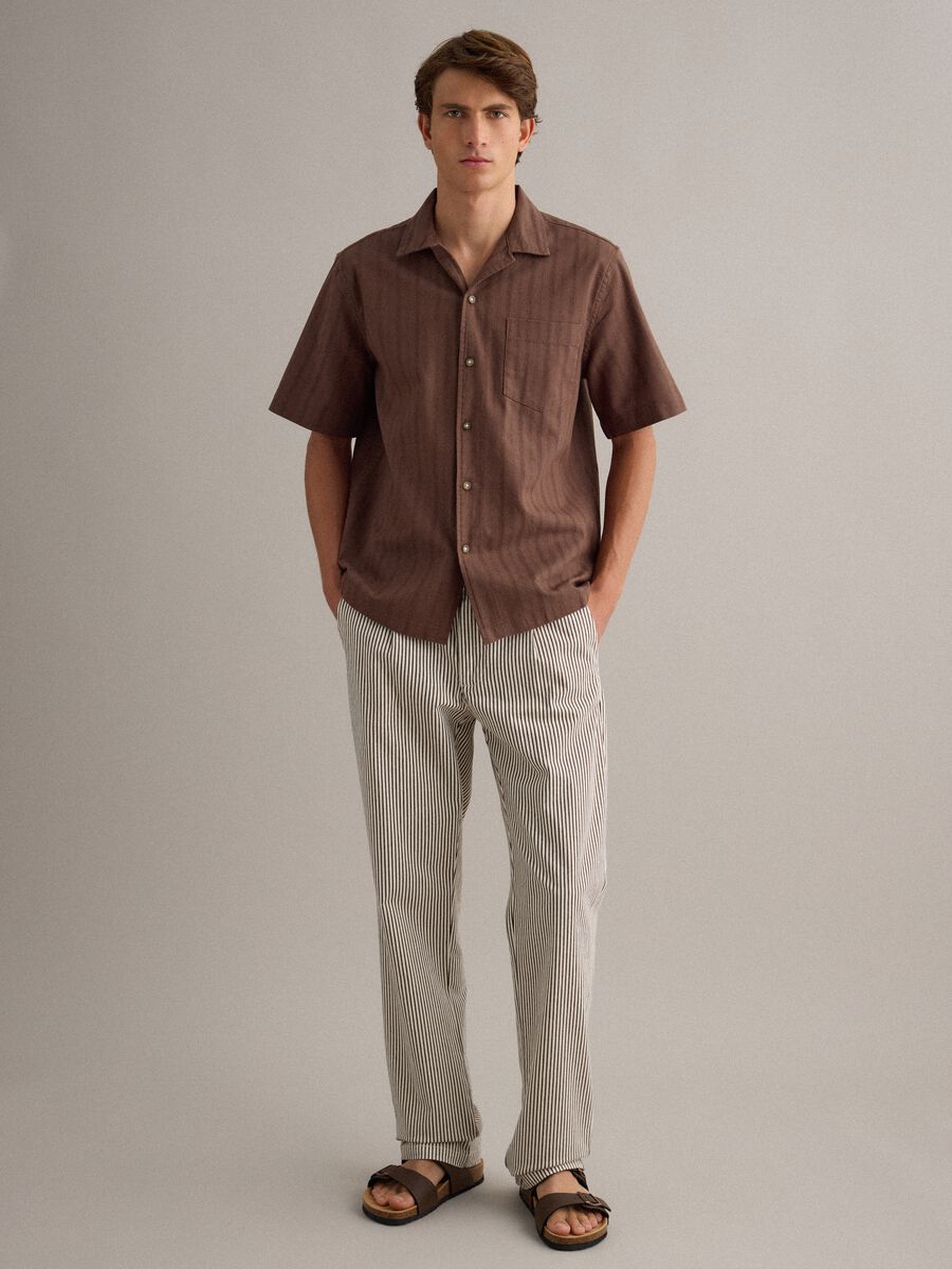 Braunes Regular-Fit-Hemd aus reiner Baumwolle mit Streifen und Brusttasche_2