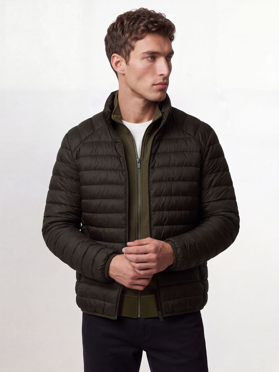 Chaqueta Ultralight marr&oacute;n acolchada, corte regular con cremallera_0