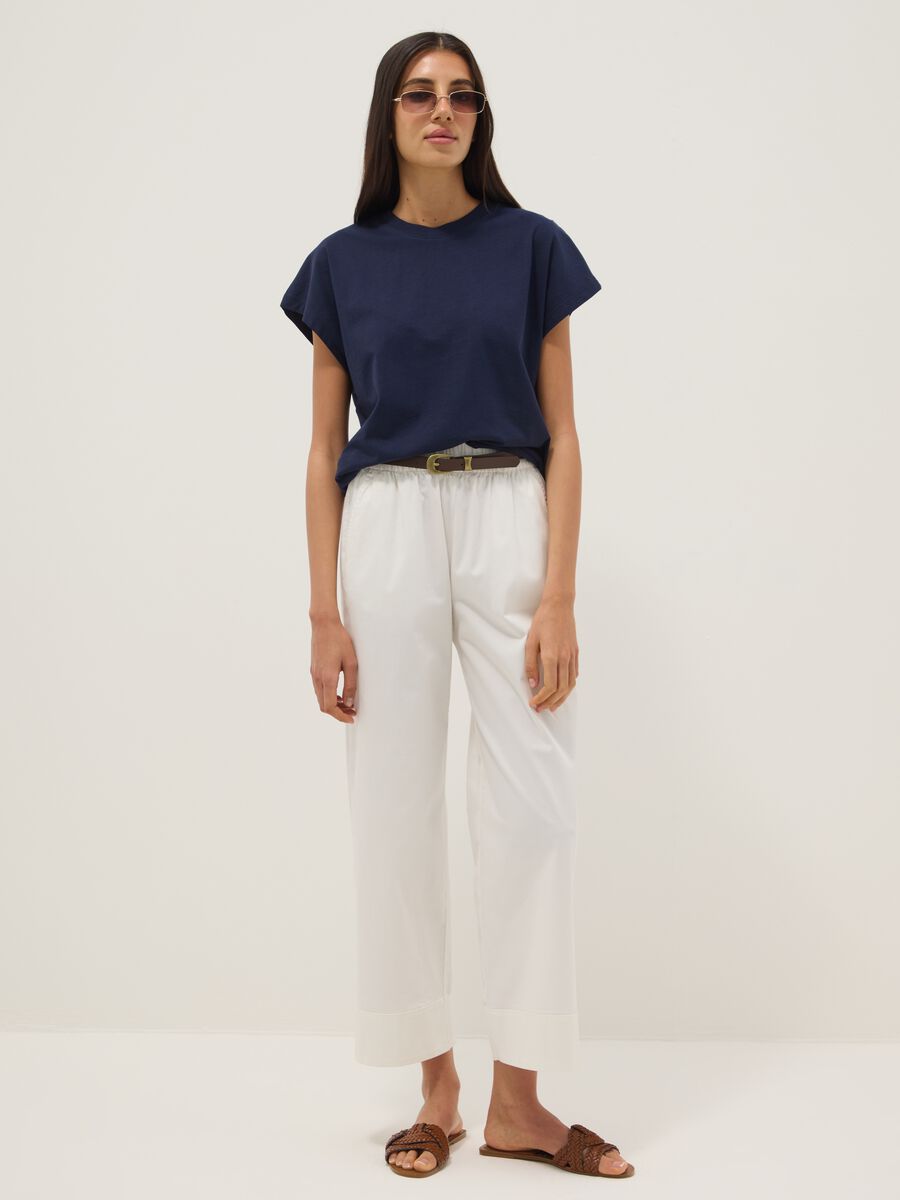 Blaue, figurbetonte T-Shirt mit kurzen &Auml;rmeln aus reiner Baumwolle_2