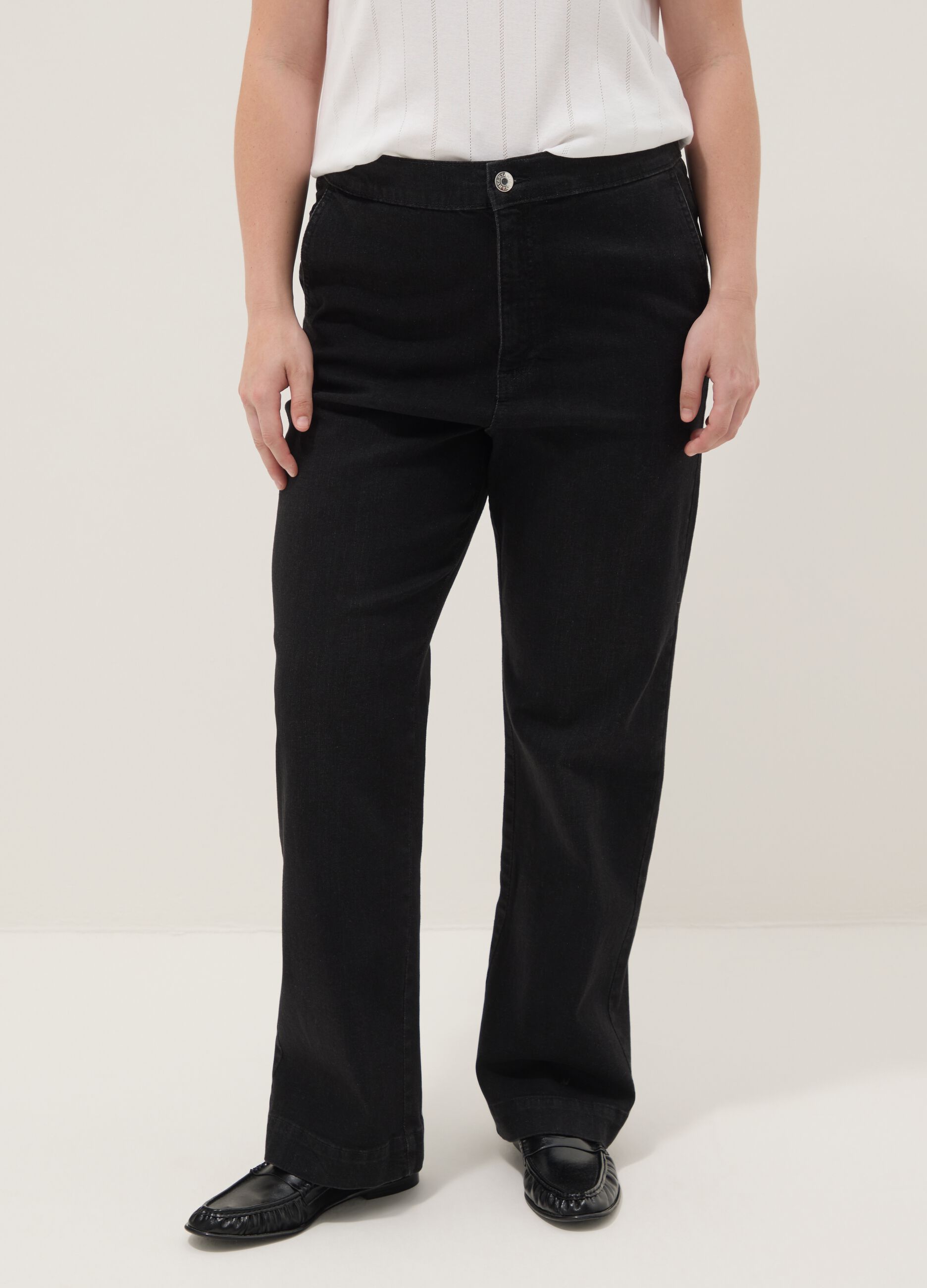 Weit geschnittene Jeans aus schwarzem Stretch-Baumwolle