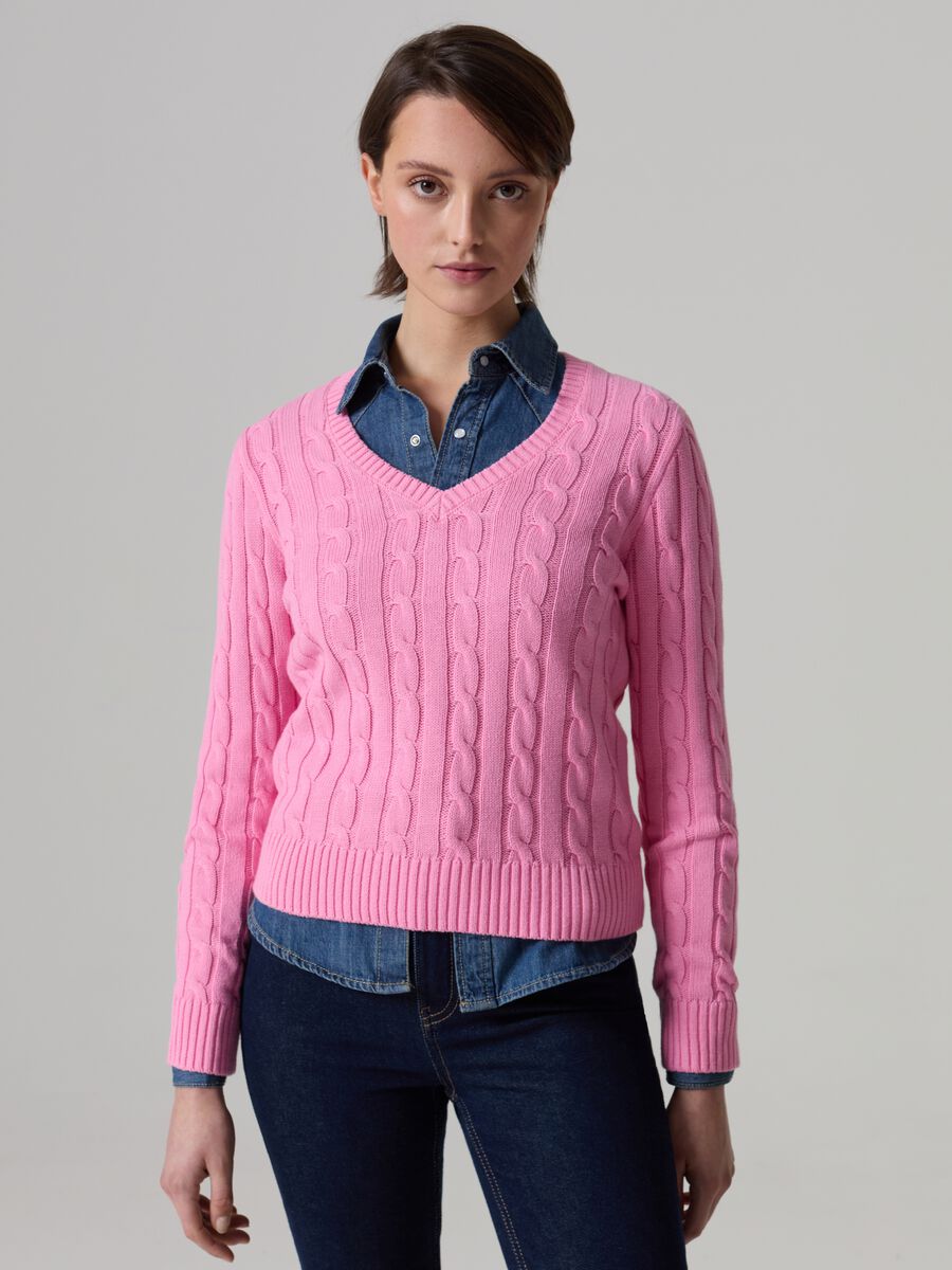 Pullover with V neck and cable-knit design_1