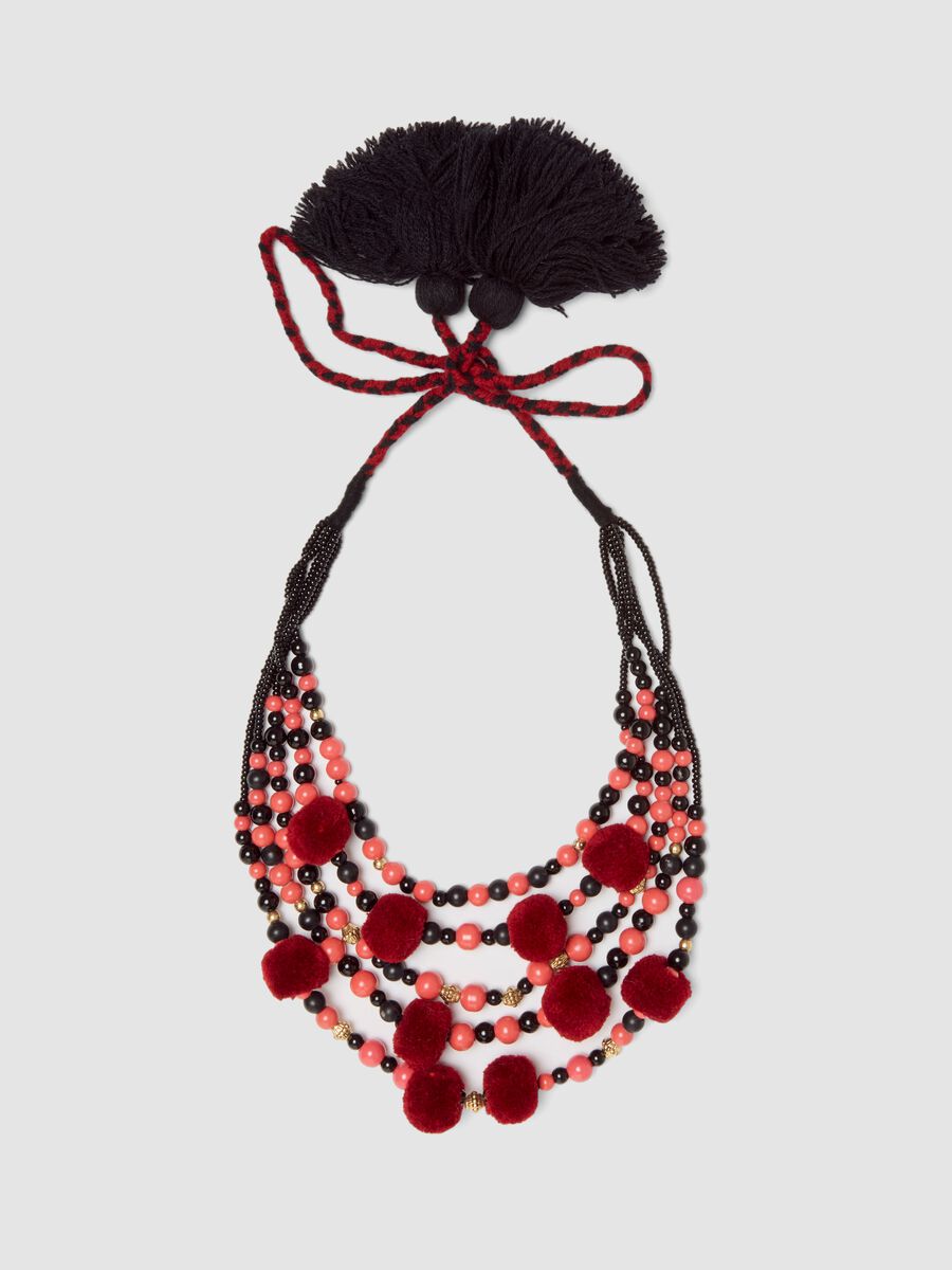 Collana nera e rossa a fili multipli con pon pon_0