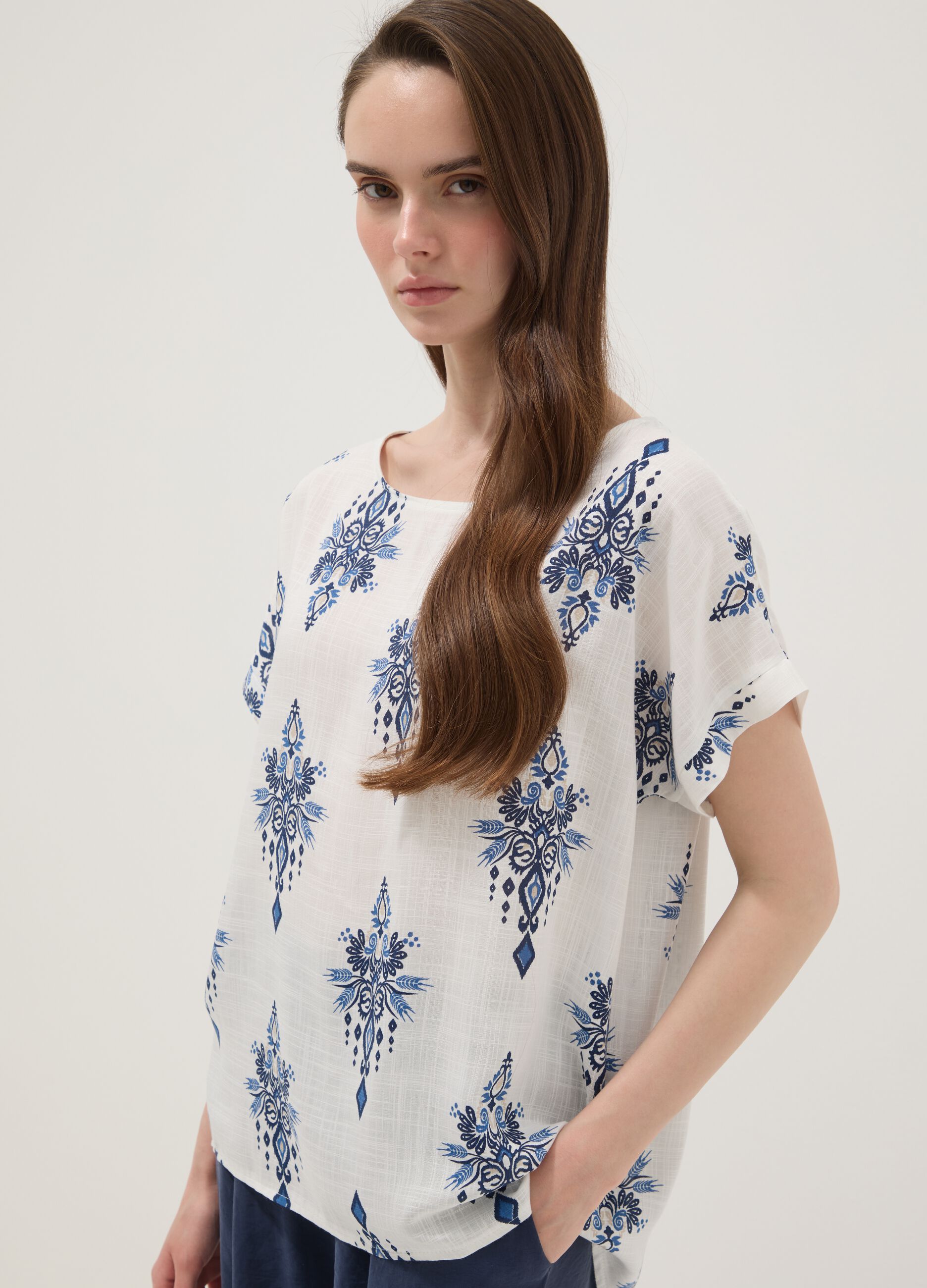 Wei&szlig;e Bluse aus reiner Viskose mit blauem Print, Regular Fit