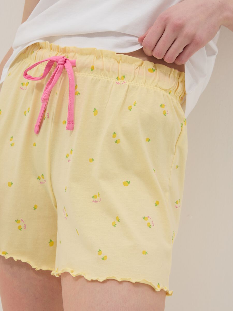 Shorts pigiama giallo in puro cotone con stampe limoni e coulisse rosa_3