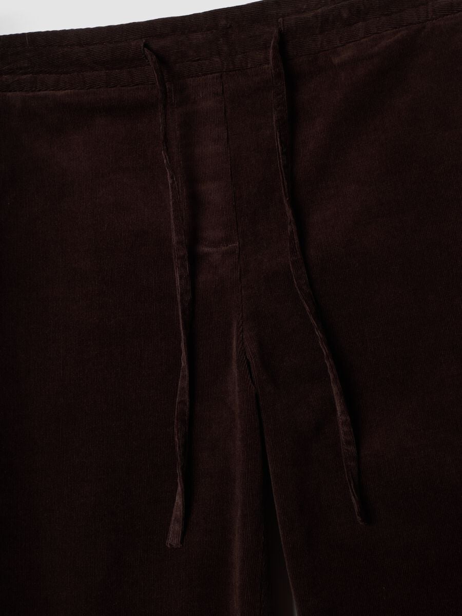 Braune Ripp-Hose aus Stretch-Baumwolle mit elastischem Bund_5
