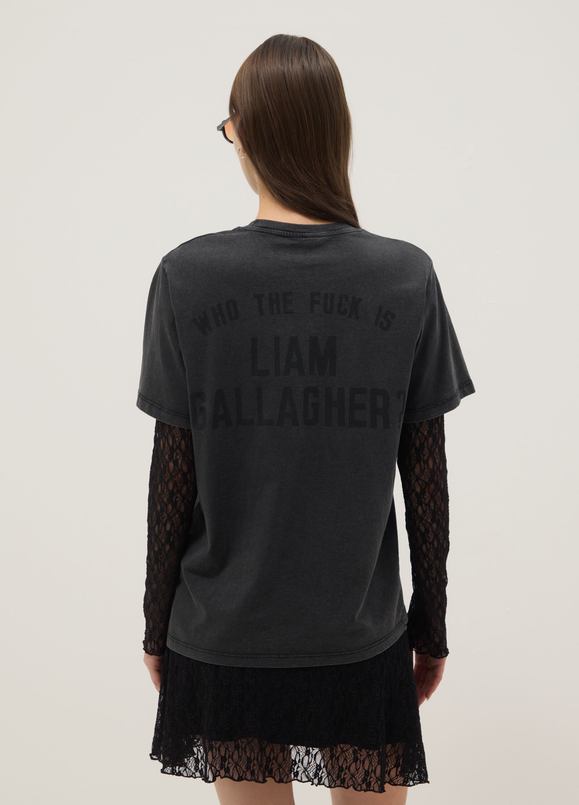 Black pure cotton t-shirt with a regular oversized fit