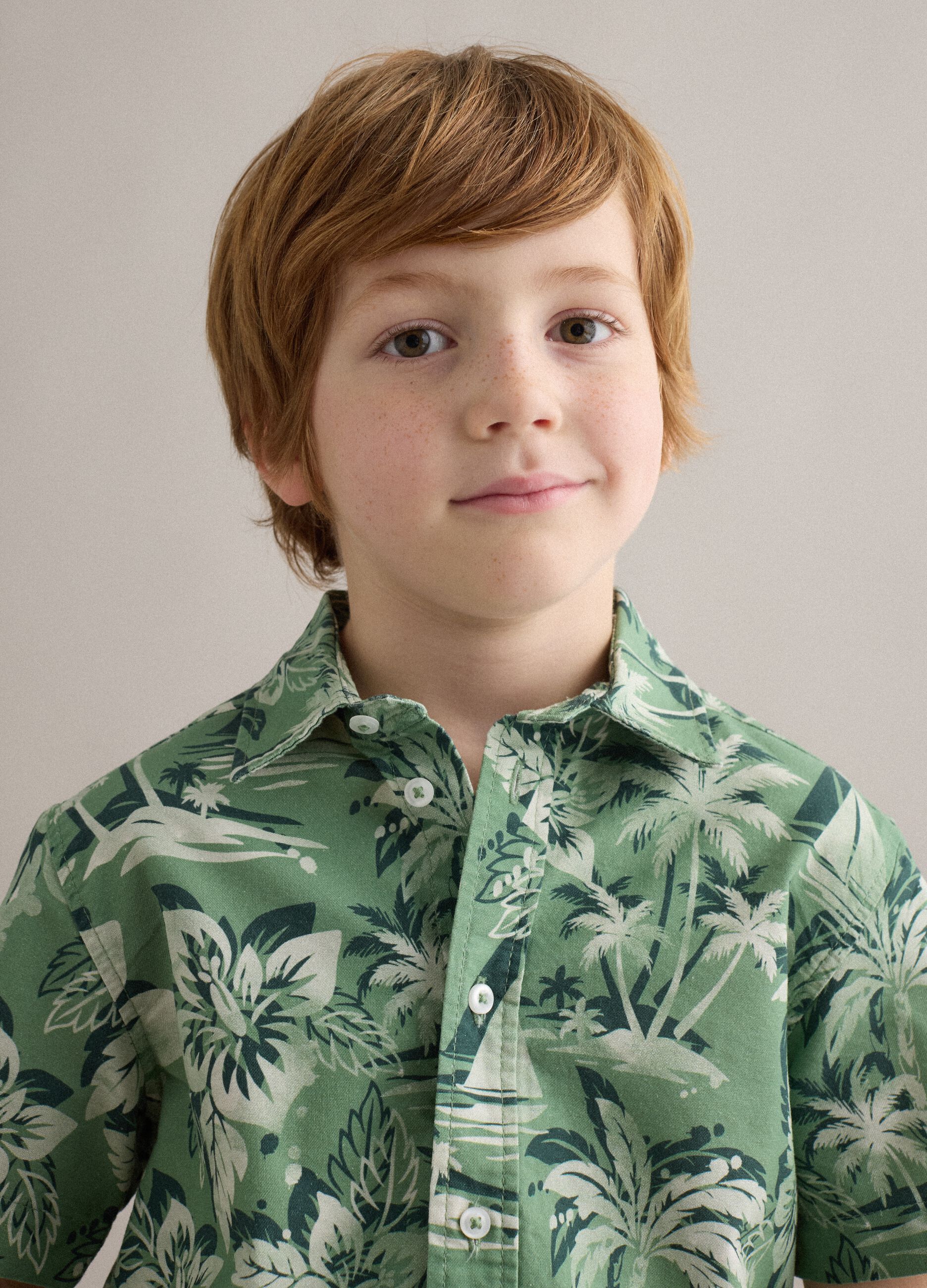 Camisa verde em algod&atilde;o puro com estampado tropical