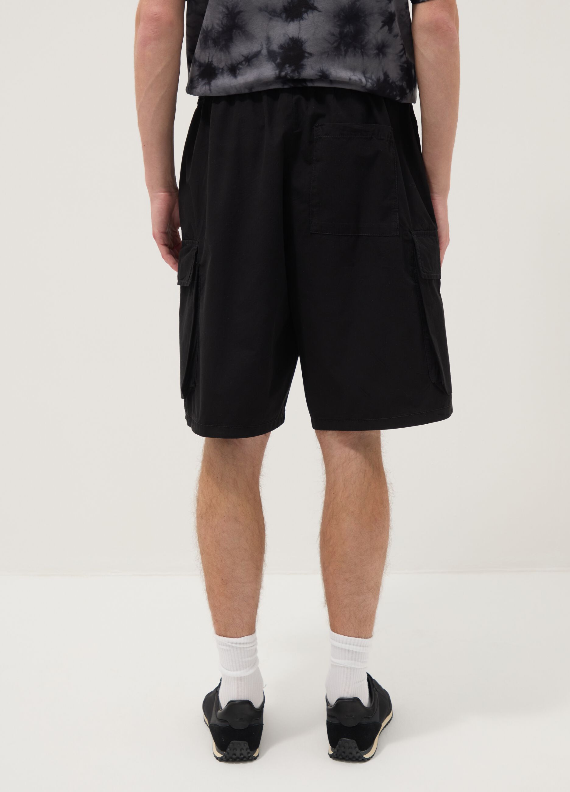Black cotton cargo Bermuda shorts &ndash; baggy fit