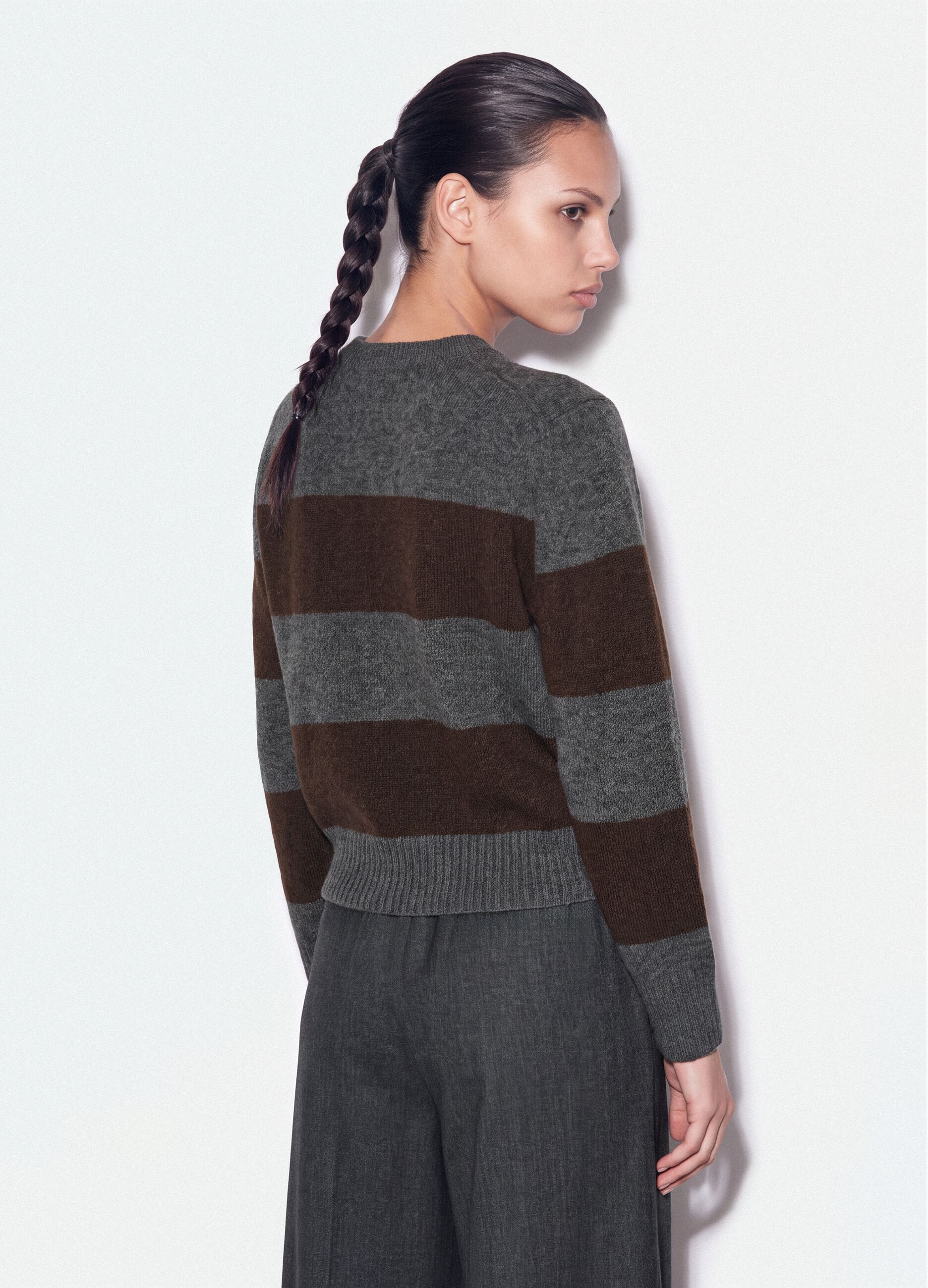 Grauer gestreifter Crewneck-Pullover aus elastischer Wolle