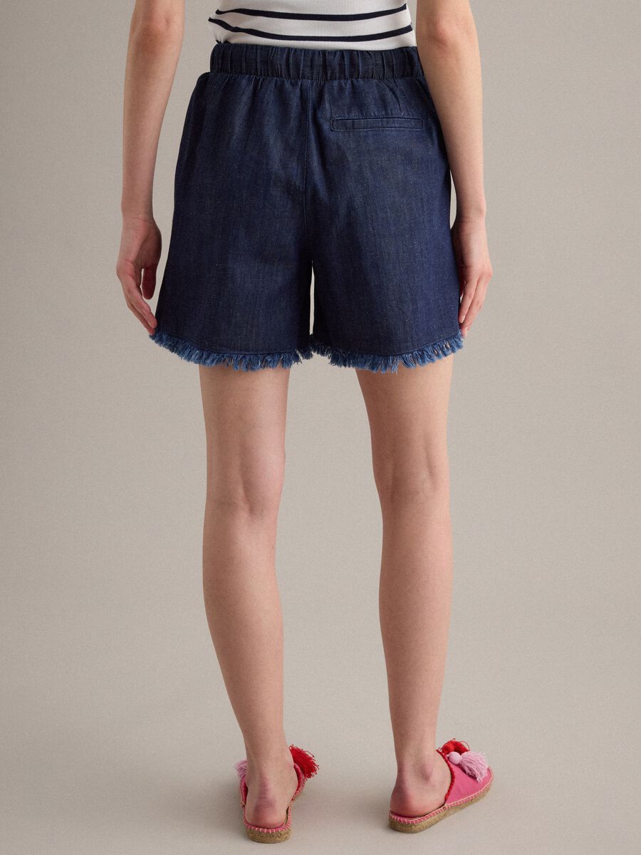 Blue cotton-blend denim shorts, regular fit with frayed hem_2