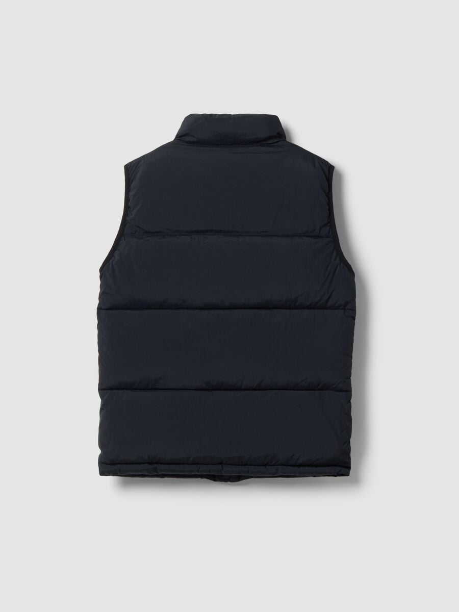 Black water-repellent padded gilet with zip and high neck for boys_1