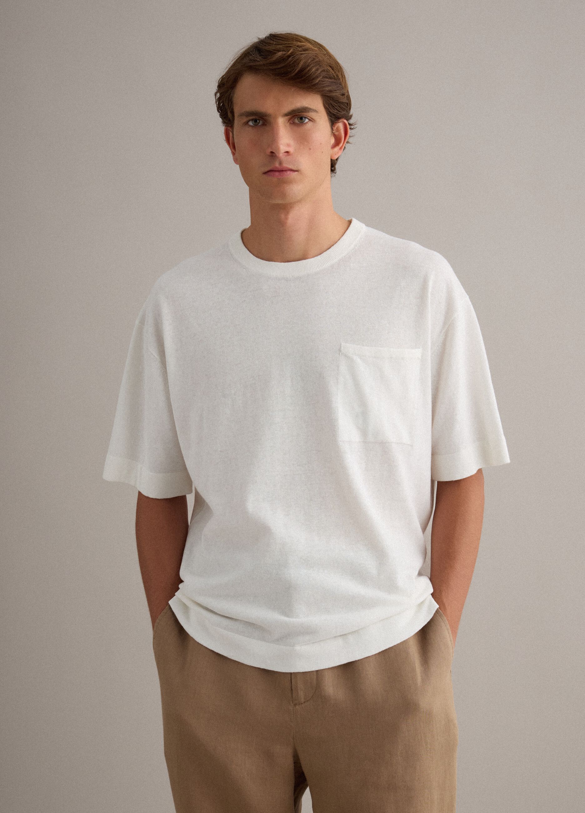 Wei&szlig;es Regular-Fit T-Shirt aus reiner Baumwolle mit kurzen &Auml;rmeln