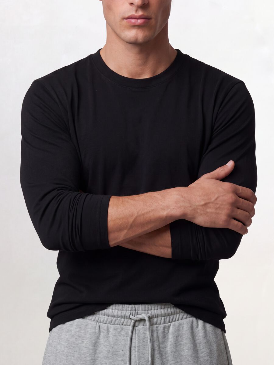 Black long-sleeve T-shirt in 100% organic cotton with crew neck_2