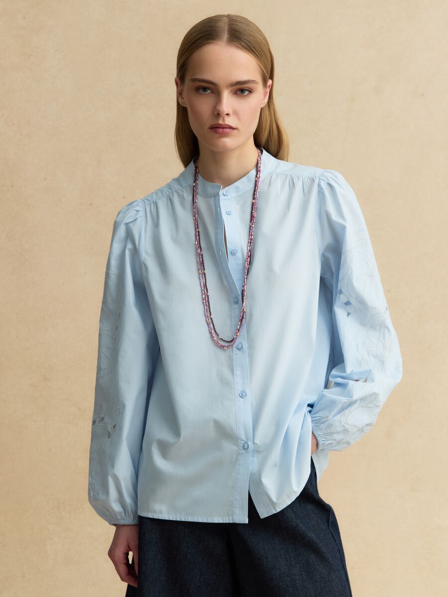 Hellblaues Baumwollhemd im Regular-Fit mit Stickereien_1