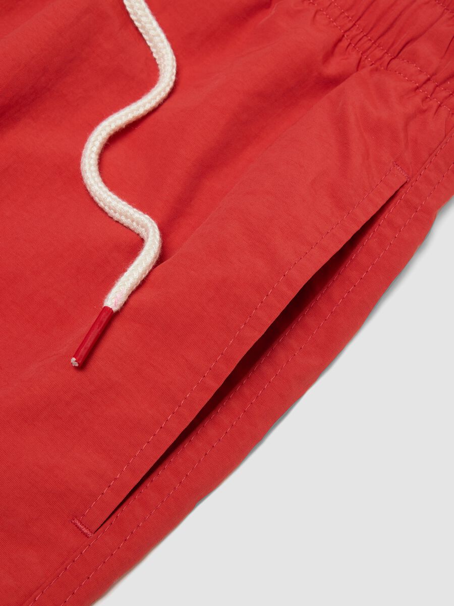 Short de bain rouge avec taille &eacute;lastiqu&eacute;e et cordon de serrage_5