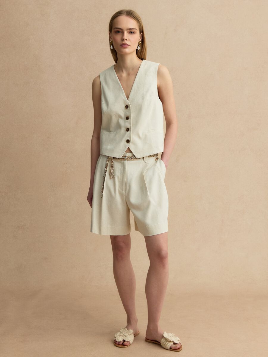Shorts beige en mezcla de viscosa y lino, corte regular_0