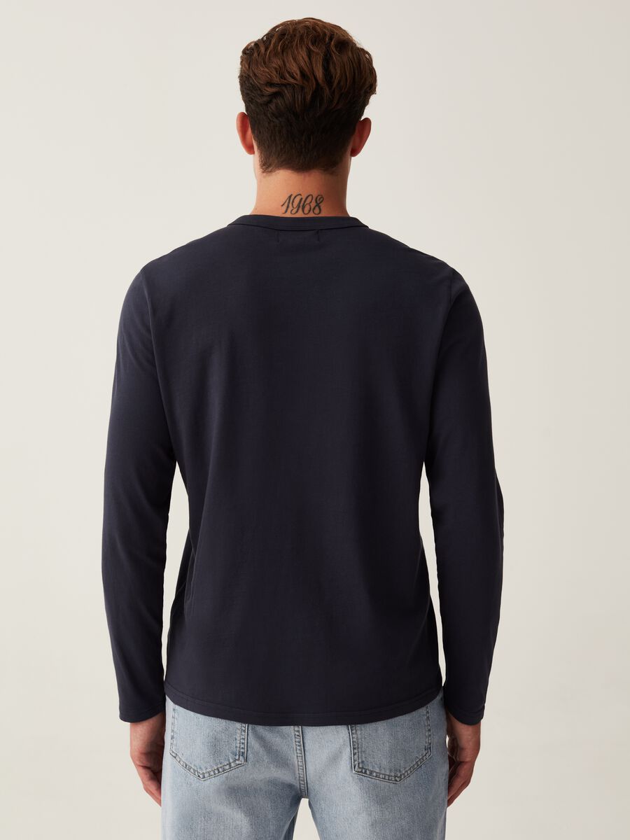 T-shirt with long sleeves and granddad neckline_2