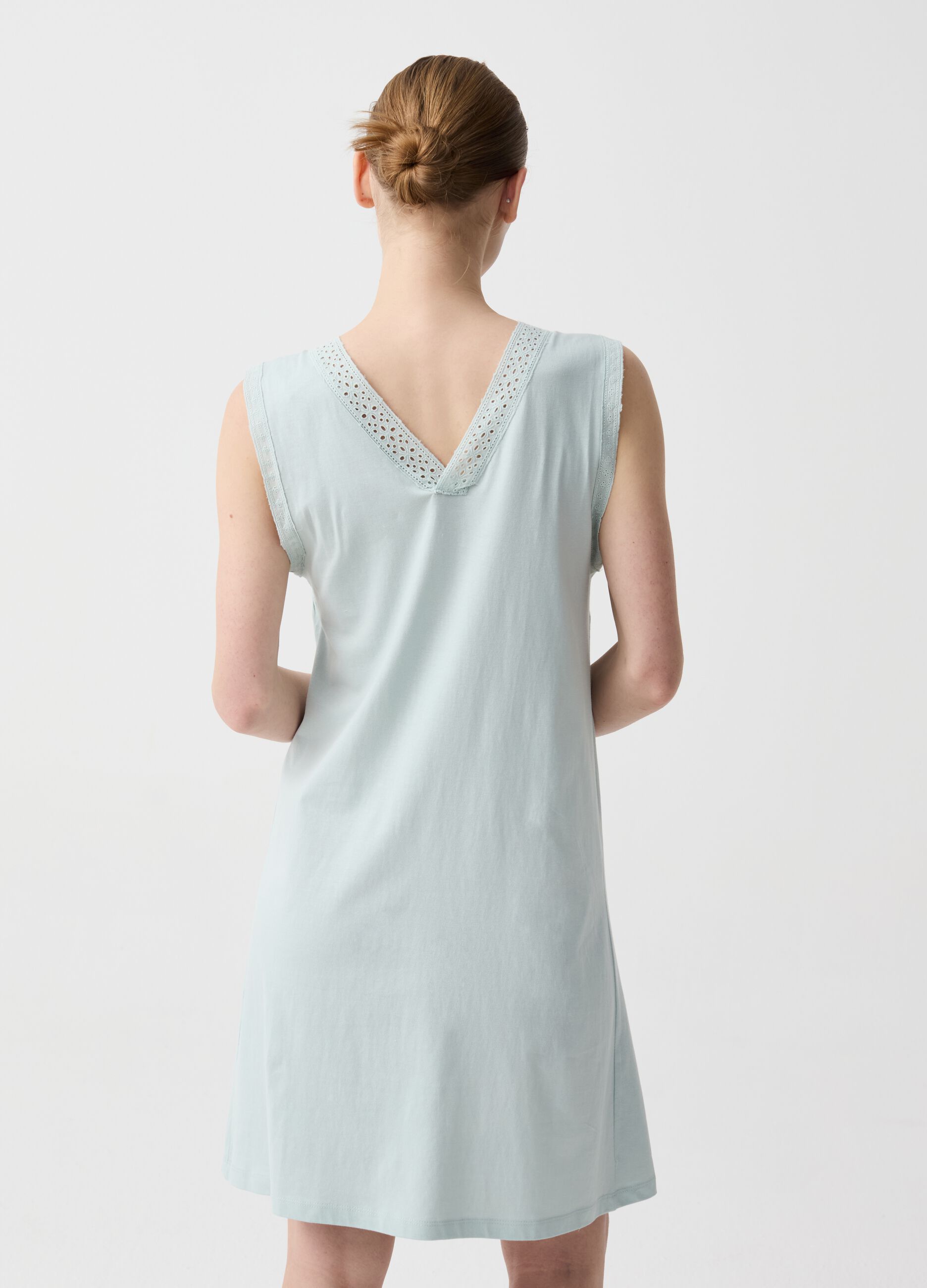 Nightdress with V neck and broderie anglaise