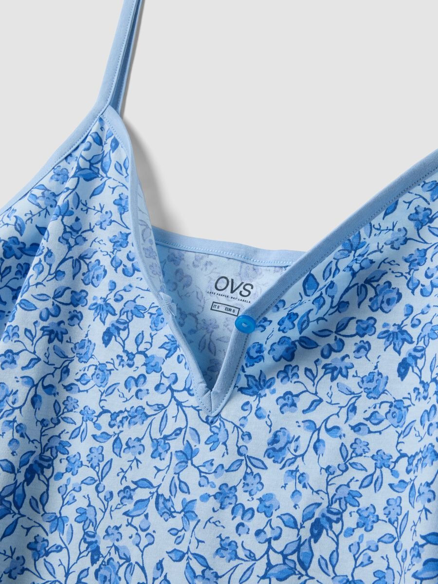 Camis&oacute;n azul claro de algod&oacute;n org&aacute;nico con estampado floral_5