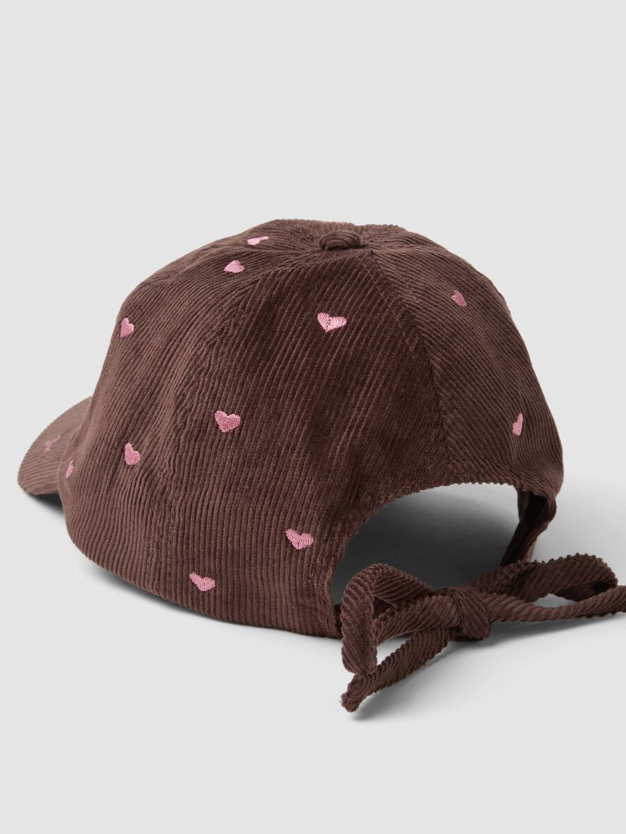 Cappello marrone in puro cotone a coste con cuori_1