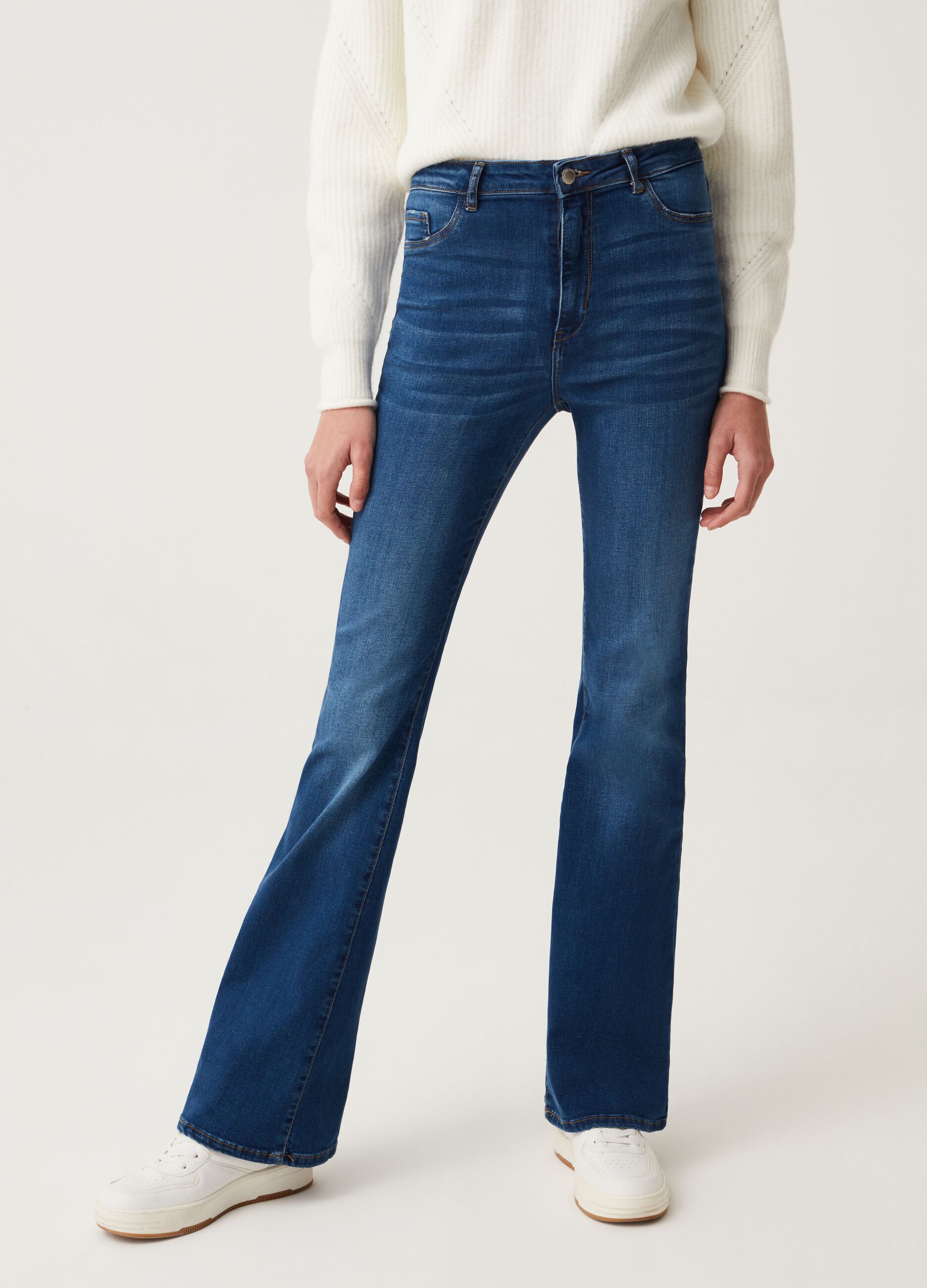 Flare-fit jeans with high rise_1